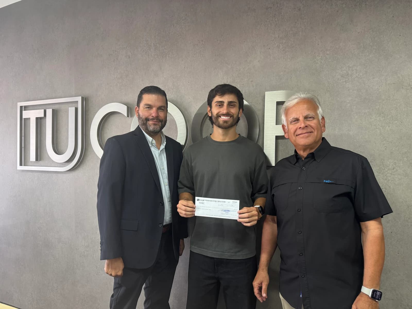 Entrega de beca a Jorge Bermúdez Landa